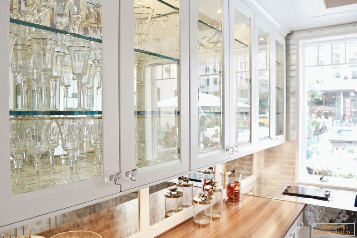 Кухонний гарнітур зі скляними дверцятами
