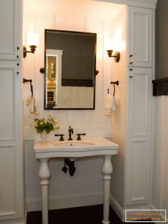 Столик для вмивання з дзеркалом і власниками рушників у ванній