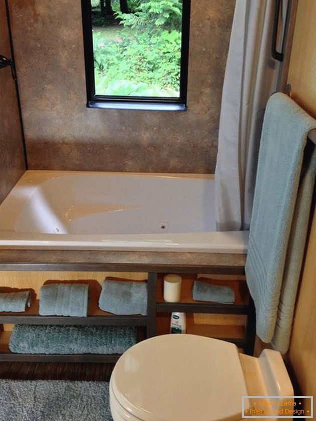 Ванна кімната в маленькому японському будинку