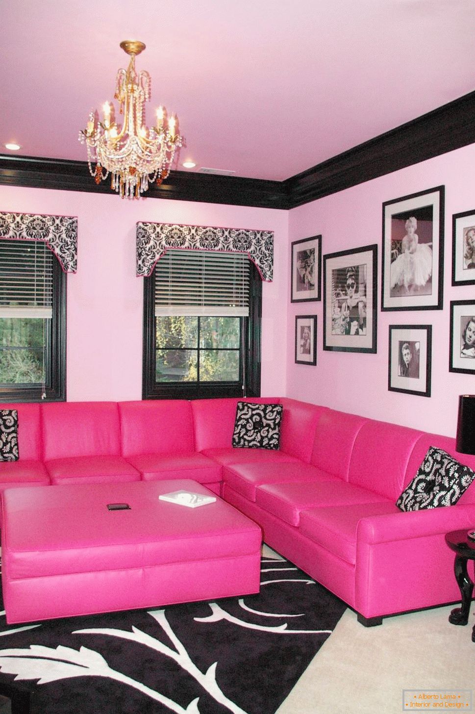 Рожевий диван з подушками в східному стилі