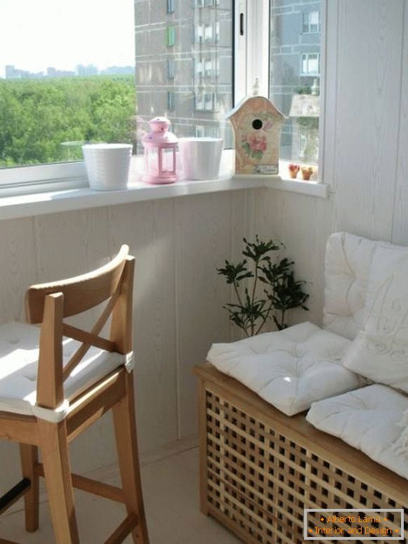 Дизайн балкона з гарними меблями