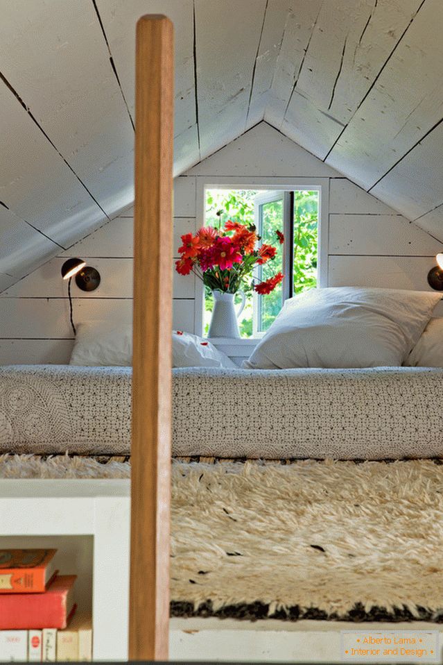 Спальня під стелею в маленькому затишному будинку