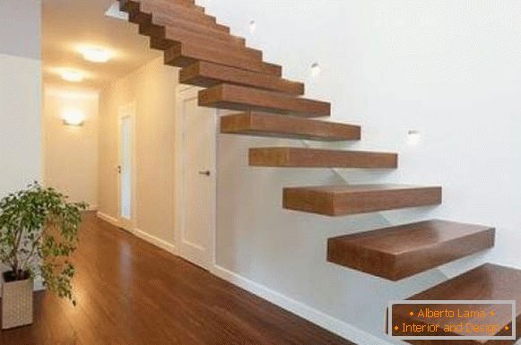 консольні деревянные лестницы в частном доме - фото в интерьере
