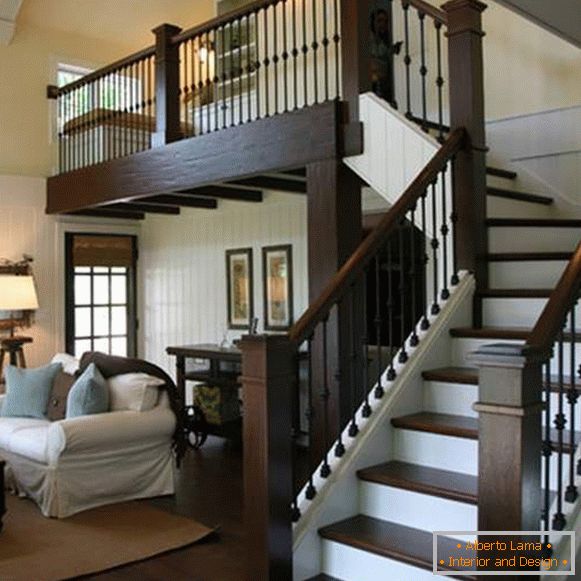 Гарний дизайн сходів в приватному будинку з дерев'яними перилами