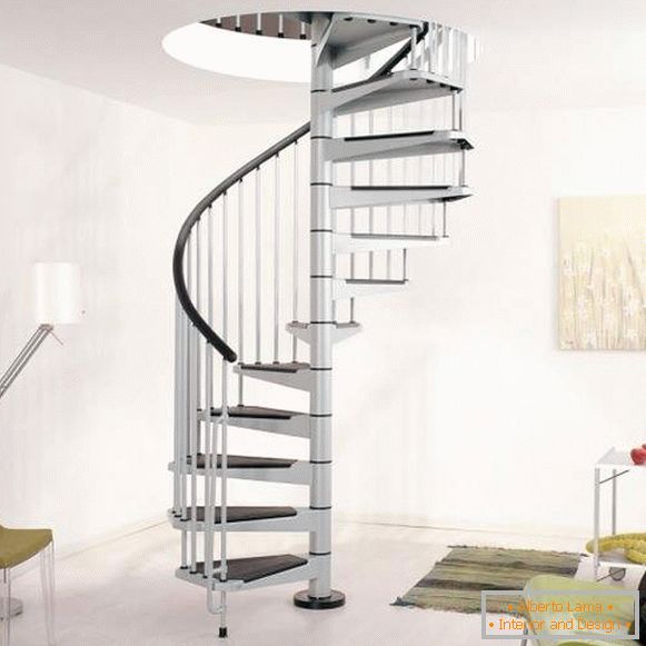 гвинтові лестница в частном доме из металла с покрытием ступеней
