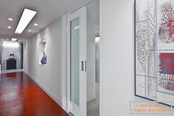 Білі двері в інтер'єрі квартири - фото коридору