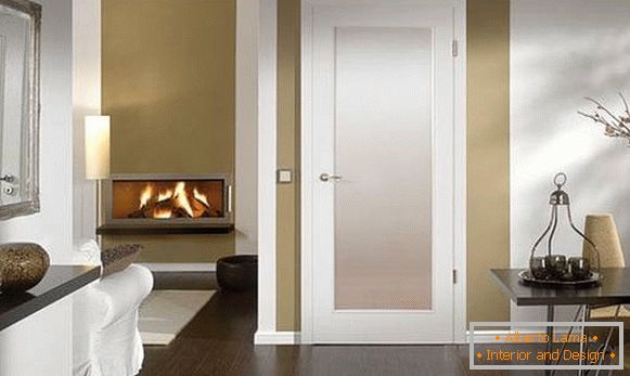 Білі двері в інтер'єрі вітальні з коричневим підлогою