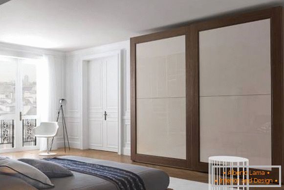 Класичні білі двері в інтер'єрі квартири - фото спальні