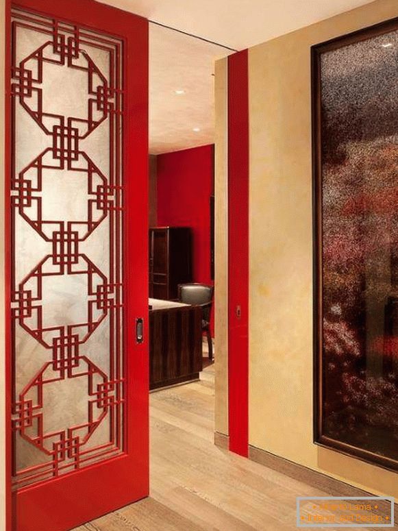 Червоні двері в інтер'єрі квартири - фото