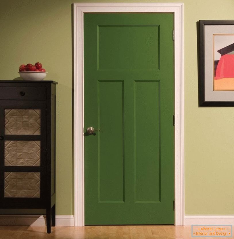Зелені двері в кімнаті