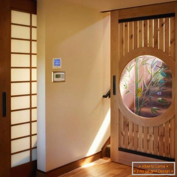 Розсувні міжкімнатні двері з дерева зі скляними вставками