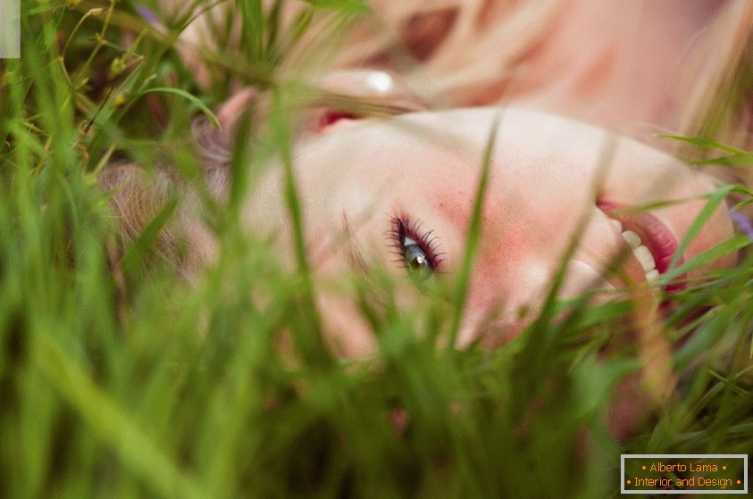 Портрет дівчини в траві