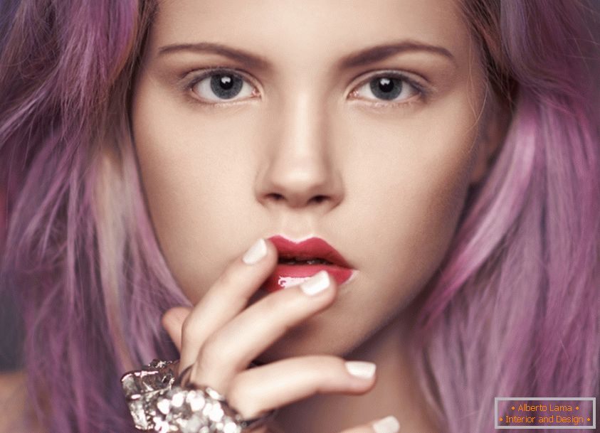 Портрет дівчини з рожевими волоссям