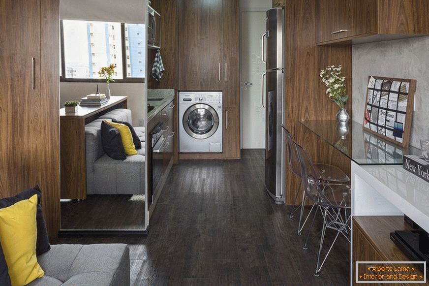 Компактна кухня і вбудована пральна машина в маленькій квартирі в Бразилії