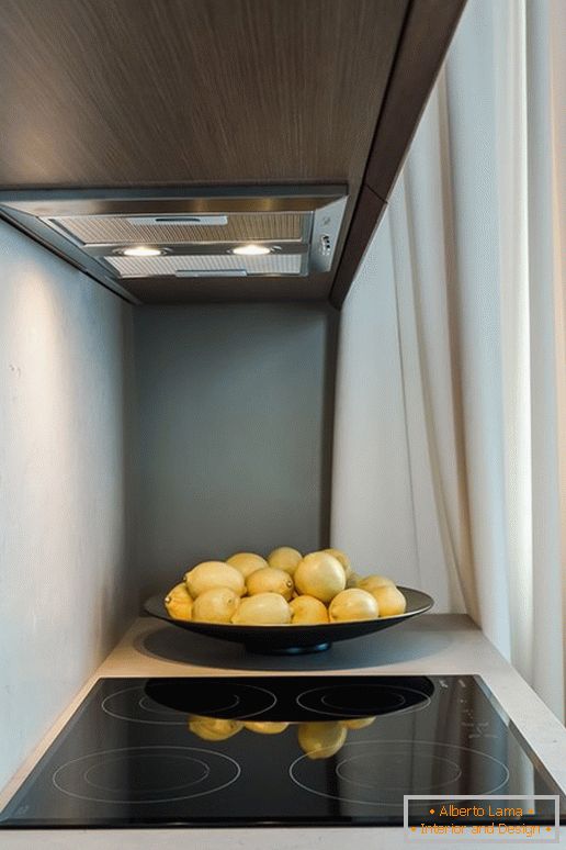 Лимони біля плити на кухні з ефектом оптичної ілюзії