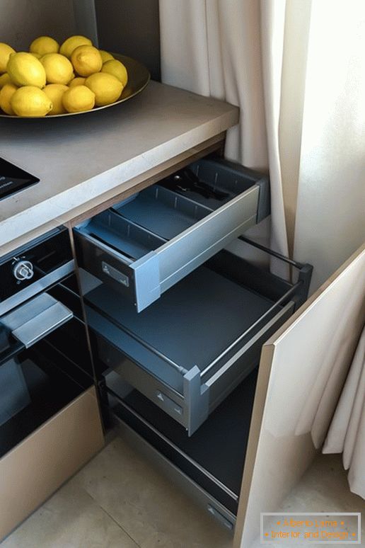 Висувні ящики на кухні з ефектом оптичної ілюзії