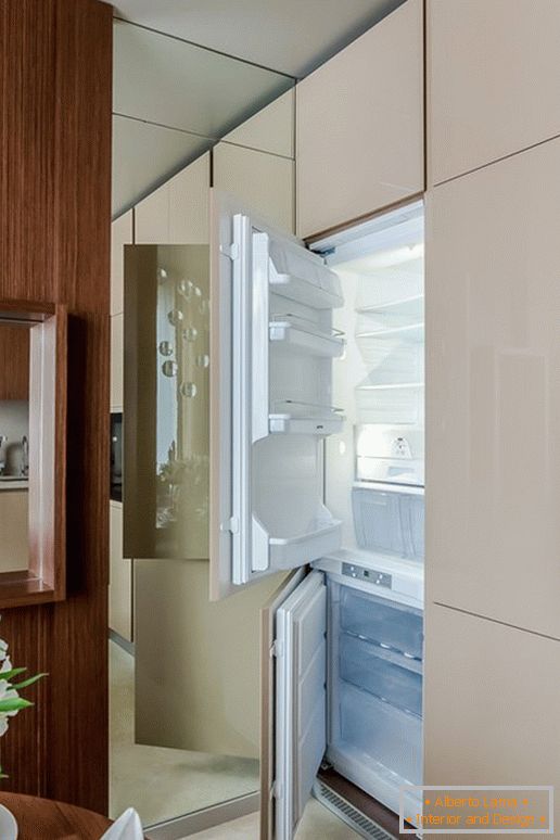 Холодильник на кухні з ефектом оптичної ілюзії