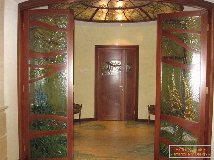 Вітражний стелю гармонує з оформленням дверей зі скляними вставками. 