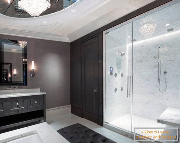 Скляні двері для душової ніші в інтер'єрі ванної
