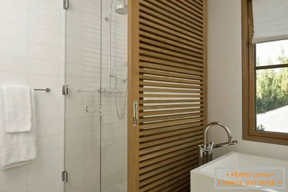 Скляні та дерев'яні перегородки в дизайні ванної