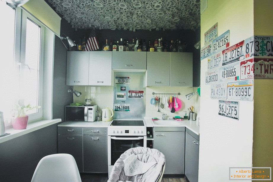 Маленька затишна кухня в сірому кольорі