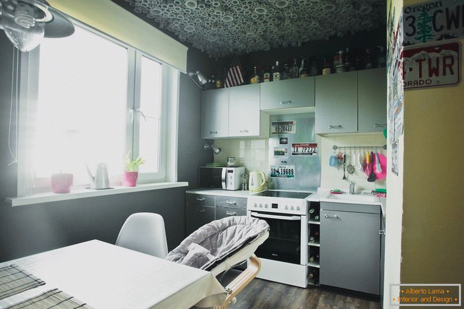 Маленька затишна кухня в сірому кольорі