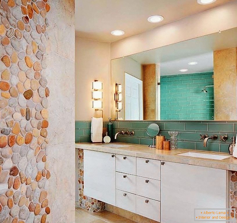 Мозаїка з каменю в інтер'єрі ванної