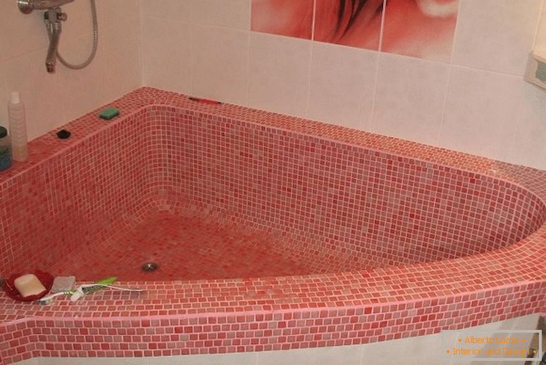Ванна з рожевою мозаїки