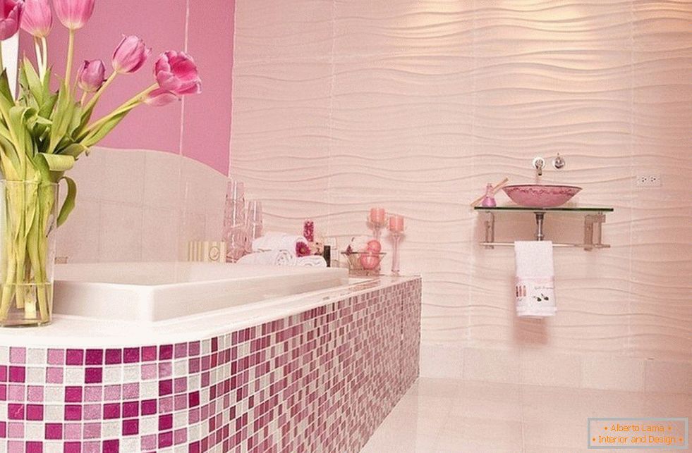 Ванна в рожевому кольорі з мозаїкою