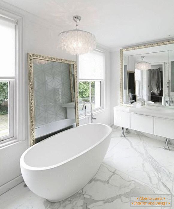 Біла ванна кімната з золотим декором
