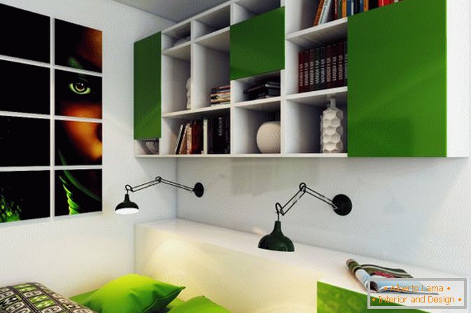 Книжкові полиці в спальні маленької квартири-студії в Росії
