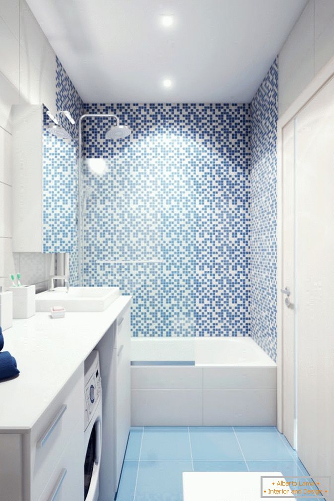 Біло-блакитна ванна маленької квартири-студії в Росії