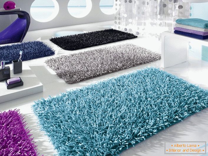 Яскраві барвисті килимки для ванної можуть використовуватися не тільки для виконання практичних завдань, а й для створення затишної, комфортної атмосфери.