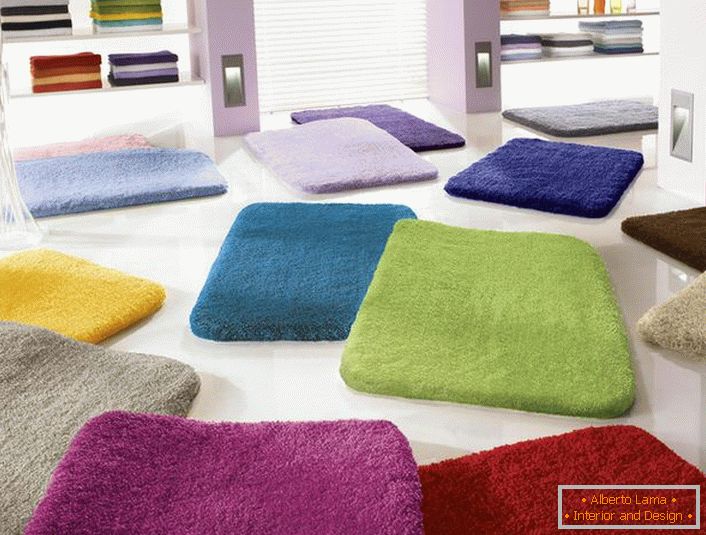 Універсальний дизайн килимка для ванної з високим ворсом робить можливим його використання в будь-якій ванній кімнаті. Головне, правильно визначитися з кольором.
