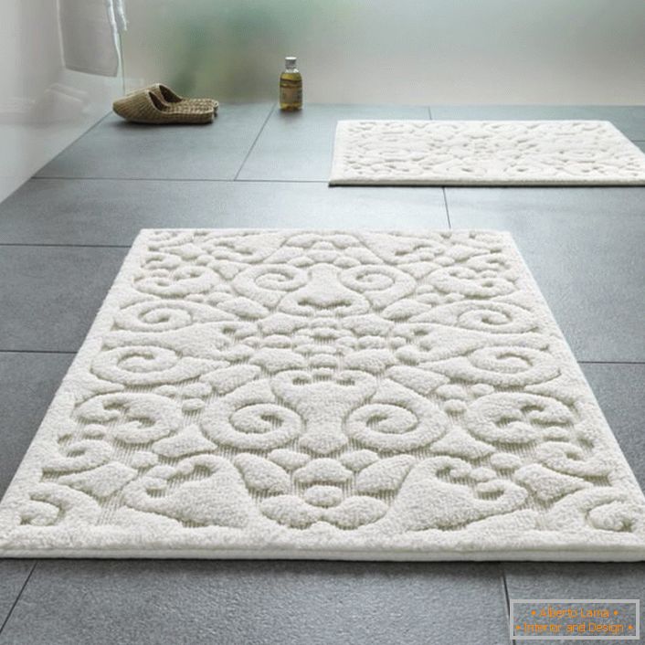 Особливим попитом користуються килимки для ванної з рельєфним візерунком.