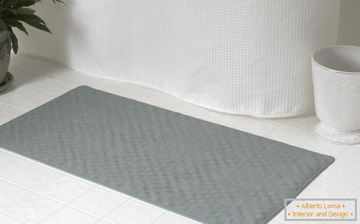 Гумовий килимок для ванної можна назвати найбільш практичним варіантом. 