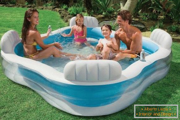 Дорослий і дитячий надувний басейн - фото влітку