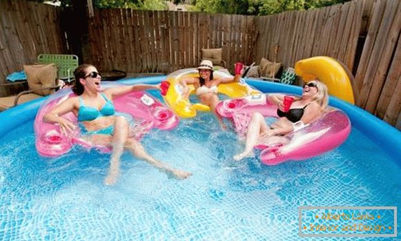 Якісний надувний басейн для дачі - фото з дорослими