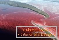 Незвичайне червоне озеро на півночі Канади