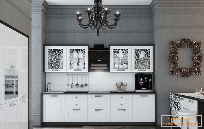 Кухня виконана в вигідному поєднанні контрастного білого і чорного кольору. Глянцеві поверхні витончено вписуються в інтер'єр в стилі неокласика.