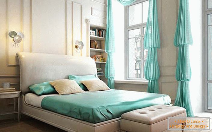 Скромний інтер'єр спальні в стилі неокласика цікавий акцентами м'ятного кольору. 