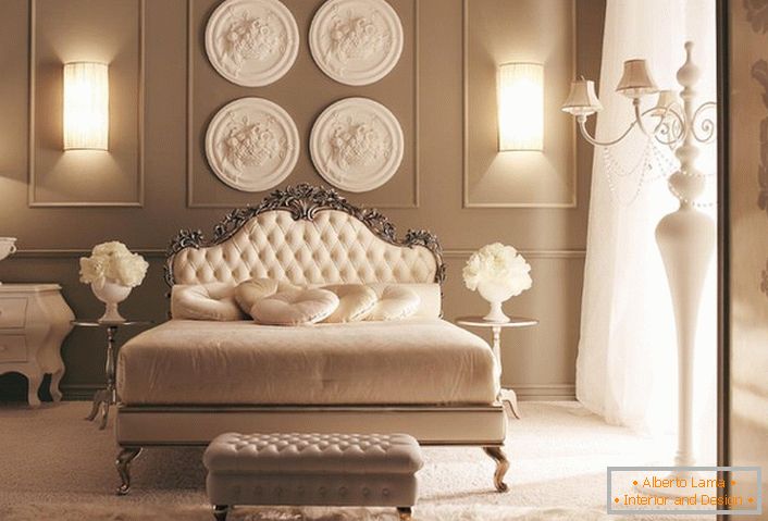 Приклад ідеально підібраного освітлення для спальної кімнати в стилі неокласика.