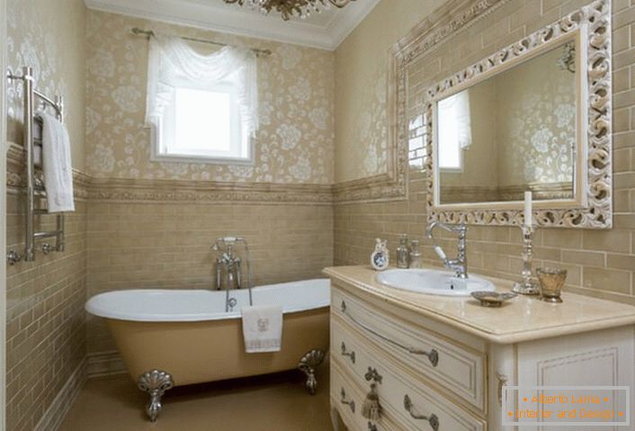 Ванна кімната в стилі неокласика в заміському будинку іспанської сім'ї.