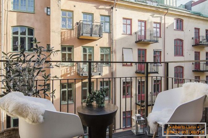 Балкон квартири-студії в скандинавському стилі