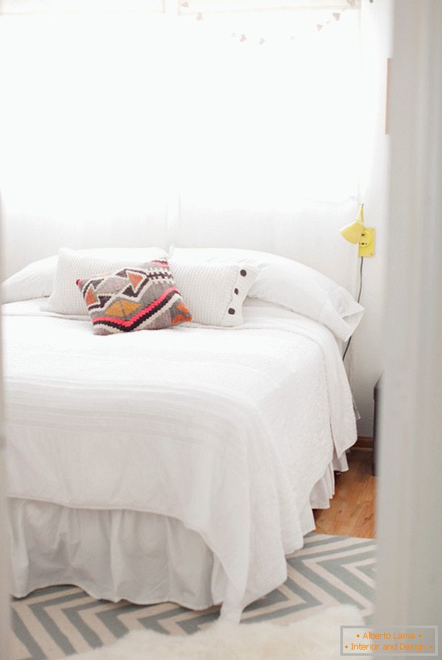 Маленька спальня в білому кольорі
