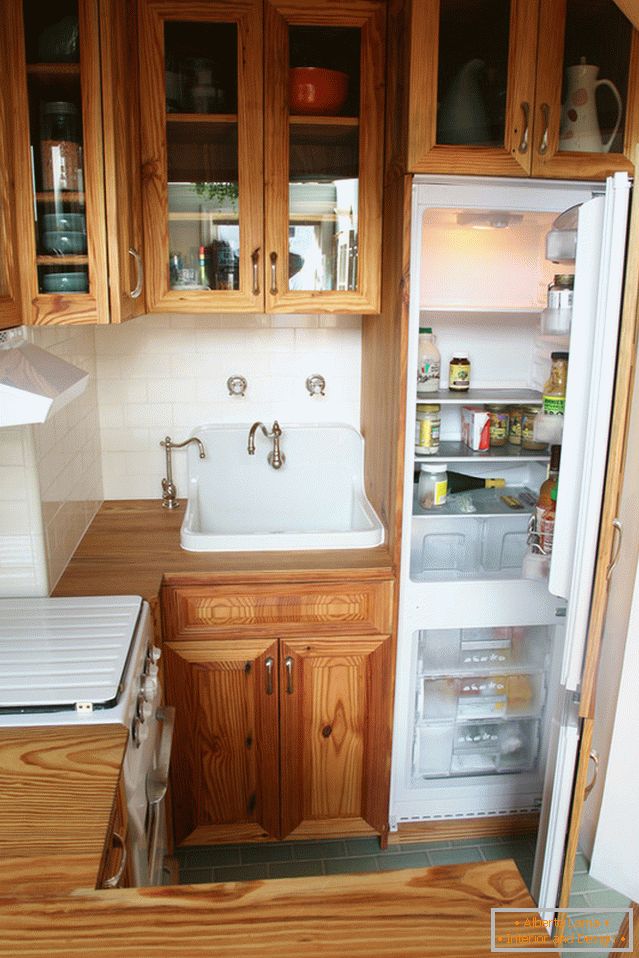 Захований холодильник в інтер'єрі винтажной кухні