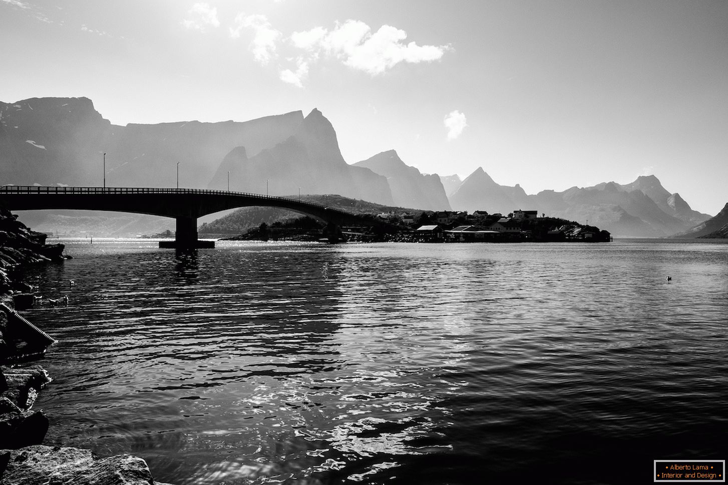 Чорно-білий знімок моста