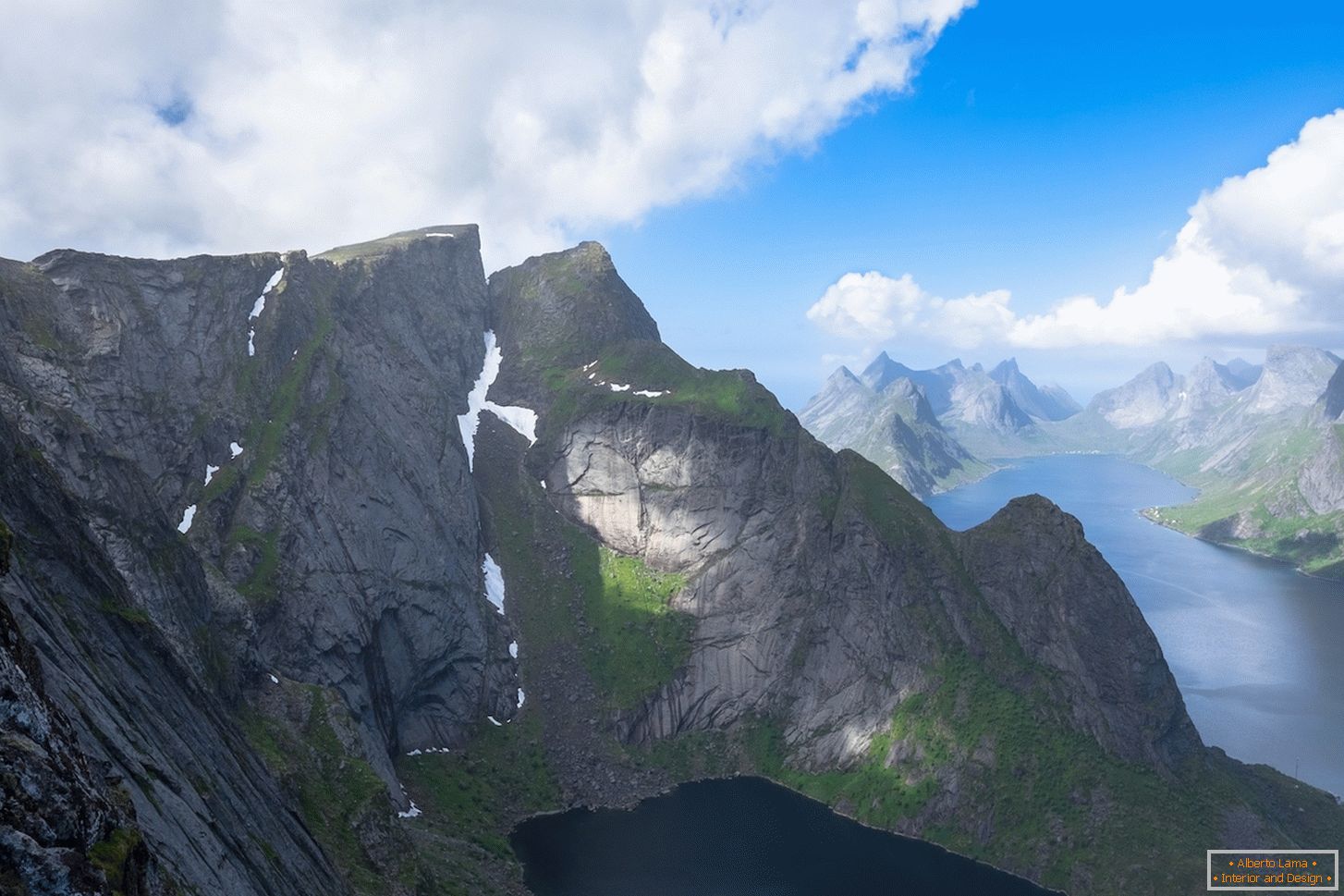 Незабутній вид з висоти пташиного польоту на гори Норвегії