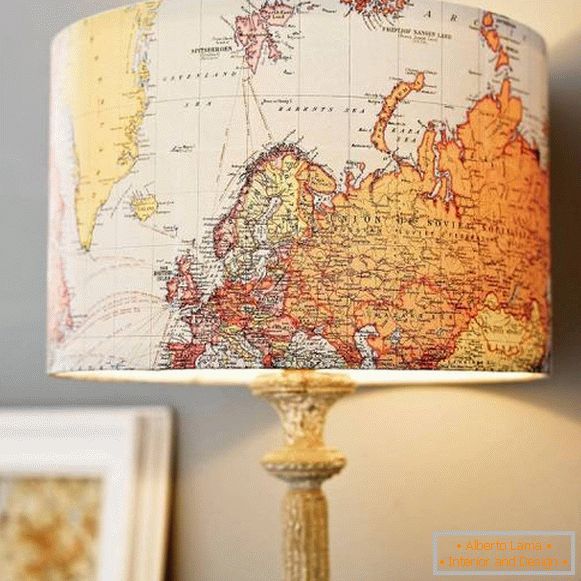 Настільна лампа з географічної карти