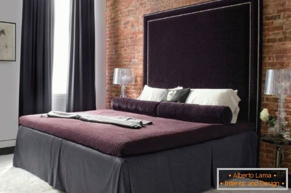 Розкішне ліжко з високим м'яким узголів'ям з оксамиту